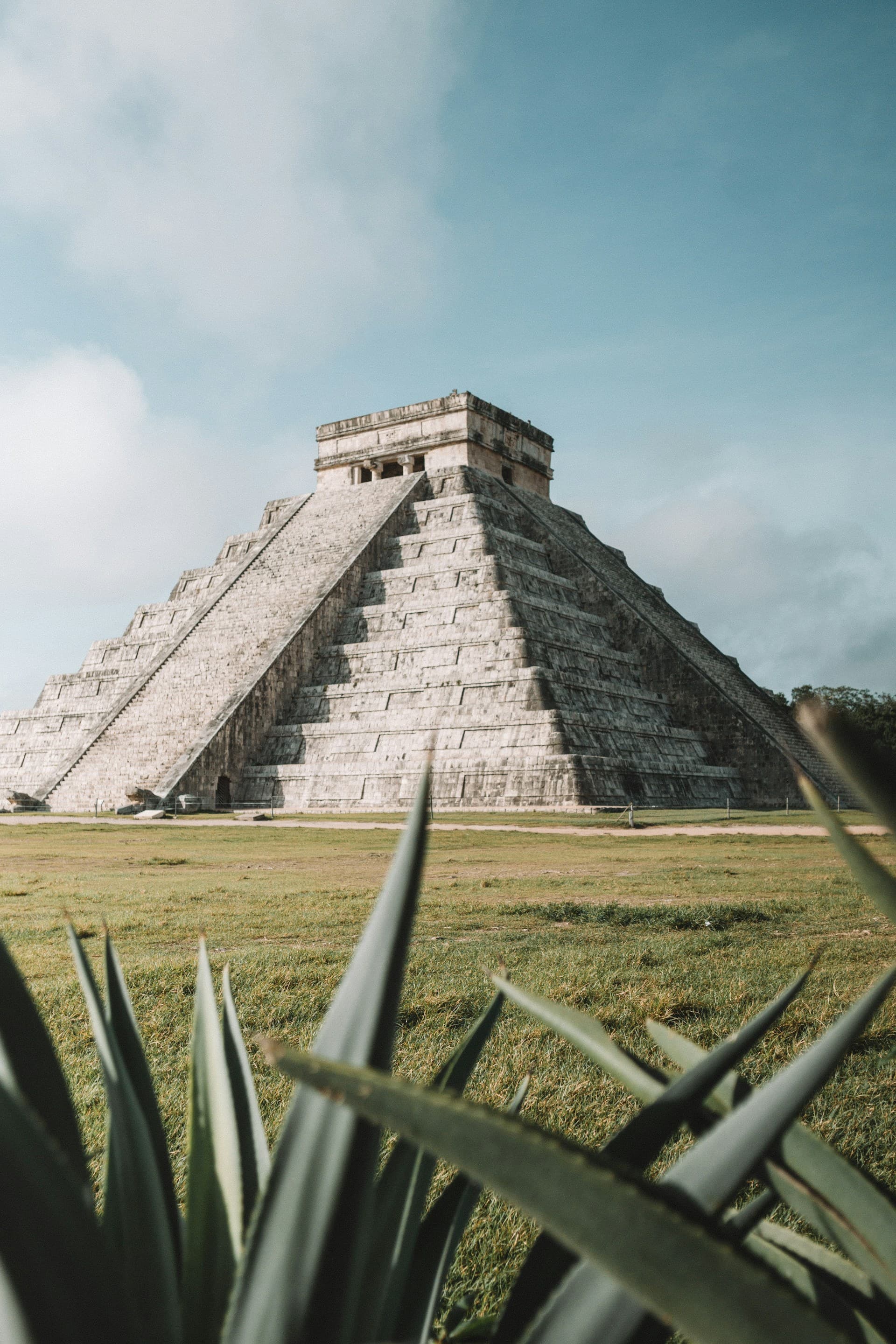 The El Castillo pyramid at Chichén Itzá under a bright Yucatán sky